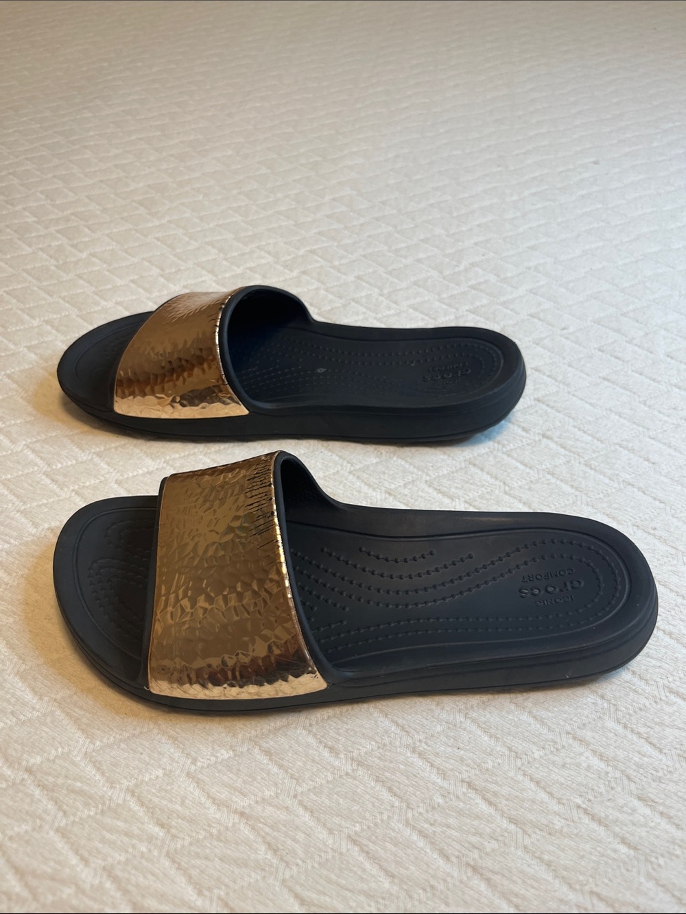 CROCS Women’s Metallic Hammered Gold and Black Slide Sandals, W5